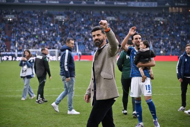 Coach Miron Muslic FC Schalke 04 celebrates the victory with his players, right Kenan Karaman FC Schalke 04 with child 08 11 2025, Soccer 2 Bundesliga, Season 2025 2026, Matchday 12, FC Schalke 04 SV Elversberg DFL regulations prohibit any use of photographs as image sequences and or quasi video Gelsenkirchen Veltins Arena Nordrhein Westfalen Germany Team2