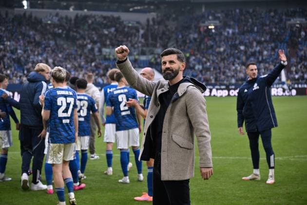 Coach Miron Muslic FC Schalke 04 celebrates victory with his players 08 11 2025, Soccer 2 Bundesliga, Season 2025 2026, Matchday 12, FC Schalke 04 SV Elversberg DFL regulations prohibit any use of photographs as image sequences and or quasi video Gelsenkirchen Veltins Arena Nordrhein Westfalen Germany Team2