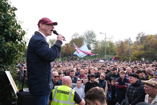 West Ham United v Burnley 08 November 2025, London Premier League Fußball West Ham United v Burnley West Ham Fans protestieren gegen ihre Besitzer Foto Jacques Feeney Offside London UK  Copyright: xJacquesxFeeneyx xOffsidexOffside