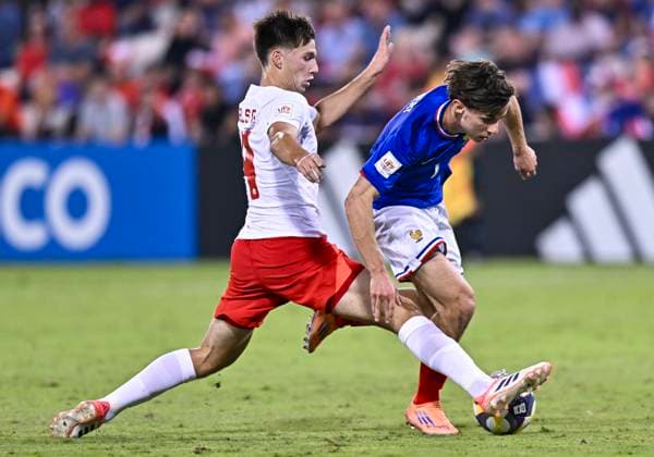 France v Canada : Group K - FIFA U-17 World Cup Qatar 2025 Remi Himbert of France and Dylan Andris Judelson of Canada in action during the FIFA U-17 World Cup Qatar 2025 Group K match between France and Canada in Doha, Qatar, on November 8, 2025. DOHA Qatar Copyright: xNOUSHADx