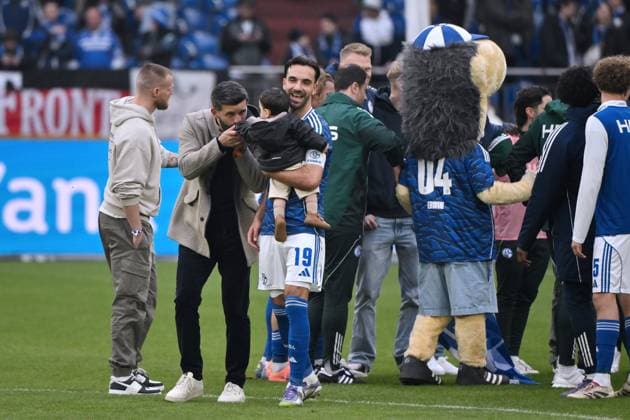 Kenan Karaman FC Schalke 04 , mi , with child, left beside coach Miron Muslic FC Schalke 04 08 11 2025, Soccer 2 Bundesliga, Season 2025 2026, 12 Matchday, FC Schalke 04 SV Elversberg DFL regulations prohibit any use of photographs as image sequences and or quasi video Gelsenkirchen Veltins Arena Nordrhein Westfalen Germany Team2