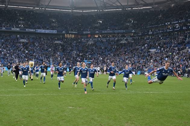 Schalkes players celebrate the victory, on the right Nikola Katic FC Schalke 04 08 11 2025, Football 2 Bundesliga, Season 2025 2026, 12 Matchday, FC Schalke 04 SV Elversberg DFL regulations prohibit any use of photographs as image sequences and or quasi video Gelsenkirchen Veltins Arena Nordrhein Westfalen Germany Team2