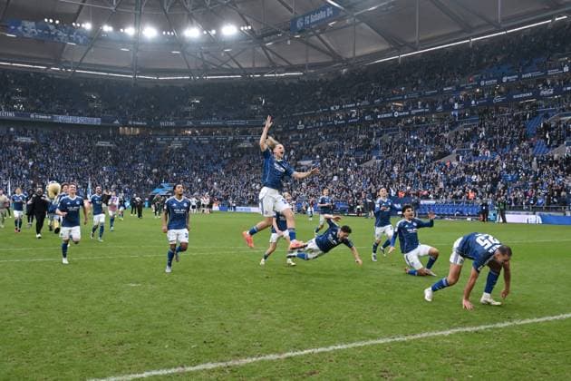 Schalke players celebrate victory 08 11 2025, Soccer 2 Bundesliga, Season 2025 2026, Matchday 12, FC Schalke 04 SV Elversberg DFL regulations prohibit any use of photographs as image sequences and or quasi video Gelsenkirchen Veltins Arena Nordrhein Westfalen Germany Team2