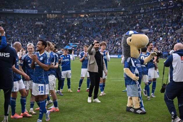 Coach Miron Muslic FC Schalke 04 , mi , celebrates the victory with his players 08 11 2025, Soccer 2 Bundesliga, Season 2025 2026, 12 Matchday, FC Schalke 04 SV Elversberg DFL regulations prohibit any use of photographs as image sequences and or quasi video Gelsenkirchen Veltins Arena Nordrhein Westfalen Germany Team2