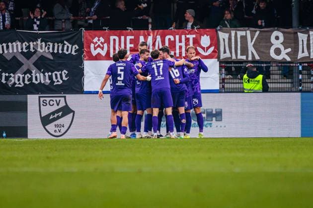 The FC Erzgebirge Aue team celebrates after Jonas Arweiler SC Verl, 09 by own goal GER, SC Verl vs FC Erzgebirge Aue, Football, 3 Liga, Matchday 14, Season 2025 2026, 08 11 2025 DFL Regulations prohibit any use of photographers as image sequences and or quasi video GER, SC Verl vs FC Erzgebirge Aue, Football, 3 Liga, Matchday 14, Season 2025 2026, 08 11 2025 Verl Copyright: xEibner-Pressefoto JanxRollingerx EP_JSK