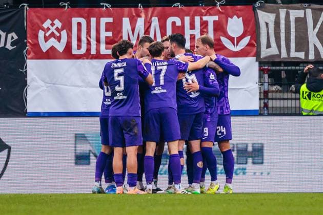 The FC Erzgebirge Aue team celebrates after Jonas Arweiler SC Verl, 09 by own goal GER, SC Verl vs FC Erzgebirge Aue, Football, 3 Liga, Matchday 14, Season 2025 2026, 08 11 2025 DFL Regulations prohibit any use of photographers as image sequences and or quasi video GER, SC Verl vs FC Erzgebirge Aue, Football, 3 Liga, Matchday 14, Season 2025 2026, 08 11 2025 Verl Copyright: xEibner-Pressefoto JanxRollingerx EP_JSK