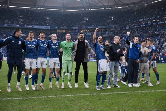 Schalke players celebrate with coach Miron Muslic FC Schalke 04 , mi , the victory, left next to goalkeeper Loris Karius Schalke 04 , right Kenan Karaman FC Schalke 04 with child 08 11 2025, Soccer 2 Bundesliga, Season 2025 2026, Matchday 12, FC Schalke 04 SV Elversberg DFL regulations prohibit any use of photographs as image sequences and or quasi video Gelsenkirchen Veltins Arena Nordrhein Westfalen Germany Team2