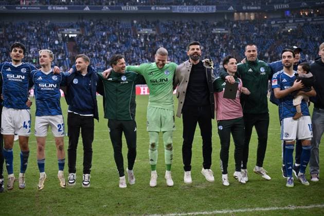 Schalke players celebrate with coach Miron Muslic FC Schalke 04 , 4 v re , the victory 08 11 2025, Soccer 2 Bundesliga, Season 2025 2026, 12 Matchday, FC Schalke 04 SV Elversberg DFL regulations prohibit any use of photographs as image sequences and or quasi video Gelsenkirchen Veltins Arena Nordrhein Westfalen Germany Team2