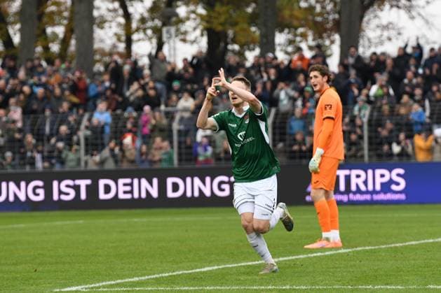 -1. FC 1905 Schweinfurt vs. TSV Hoffenheim II, Sachs-Stadion Football, 3. Liga -1. FC 1905 Schweinfurt vs. TSV Hoffenheim II 8 Nov 2025 Sachs-Stadion , Schweinfurt, Germany Image: Joshua Endres (Schweinfurt) celebrates after shooting in the 2:0 goal for Schweinfurt. DFL REGULATIONS PROHIBIT ANY USE OF PHOTOGRAPHS AS IMAGE SEQUENCES AND OR QUASI-VIDEO Schweinfurt Sachs-Stadion Bayern Germany Copyright: xPresseFotoxEvansx