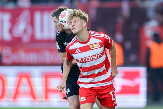 Josip Stanisic (FC Bayern Muenchen) und Andras Schaefer (1. FC Union Berlin) kaempfen um den Ball, Bundesliga, 1. FC Union Berlin v FC Bayern München, Stadion An der Alten Försterei am 08. November 2025 in Berlin, Deutschland. (Foto von Marco Steinbrenner DeFodi Images) Josip Stanisic (FC Bayern Muenchen) und Andras Schaefer (1. FC Union Berlin) battle for the ball, Bundesliga, 1. FC Union Berlin v FC Bayern München, Stadion An der Alten Försterei, November 8, 2025 in Berlin, Germany. (Photo by Marco Steinbrenner DeFodi Images) DFL regulations prohibit any use of photographs as image sequences and or quasi-video. Josip Stanisic FC Bayern Muenchen and Andras Schaefer 1 FC Union Berlin battle for the ball, Bundesliga, 1 FC Union Berlin v FC Bayern München, Stadion An der Alten Försterei, November 8, 2025 in Berlin, Germany Photo by Marco Steinbrenner DeFodi Images Josip Stanisic FC Bayern Muenchen and Andras Schaefer 1 FC Union Berlin battle for the ball, Bundesliga, 1 FC Union Berlin v FC Bayern München, Stadion An der Alten Försterei, November 8, 2025 in Berlin, Germany Photo by Marco Steinbrenner DeFodi Images DFL regulations prohibit any use of photographs as image sequences and or quasi video