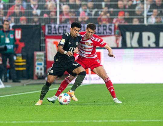 Soccer, Men, Season 2025 2026, 1 Bundesliga 10 Matchday , 1 FC Union Berlin FC Bayern Munich, v l Luis Diaz Bayern Munich , Janik Haberer 1 FC Union Berlin , 08 11 2025, Copyright: xSebastianxRäppold MatthiasxKochx