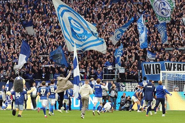 08 11 2025, xrekx, Fußball 2 Bundesliga, FC Schalke 04 SV Elversberg v l Schalke Mannschaft, Spieler, jubeln nach Spielende, Team, Player, celebrate at the end of the match Miron Muslic Trainer FC Schalke 04 DFL DFB REGULATIONS PROHIBIT ANY USE OF PHOTOGRAPHS as IMAGE SEQUENCES and or QUASI VIDEO Gelsenkirchen