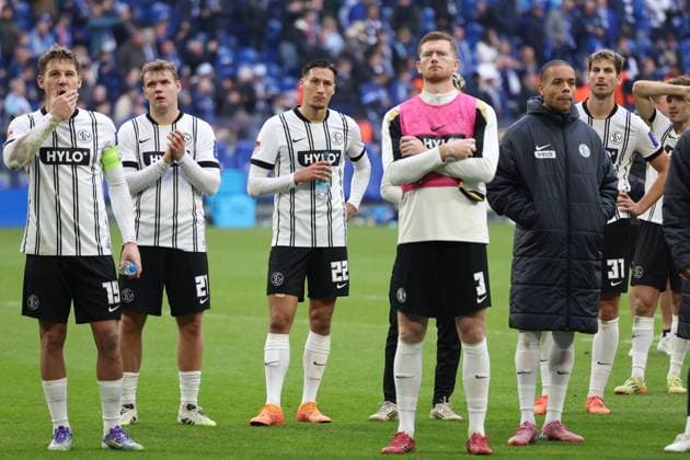 08 11 2025, xrekx, Fussball 2 Bundesliga, FC Schalke 04 SV Elversberg v l Lukas Pinckert SV 07 Elversberg Lasse Günther Guenter SV 07 Elversberg Younes Ebnoutalib SV 07 Elversberg lv3 Jan Gyamerah SV 07 Elversberg Maximilian Rohr SV 07 Elversberg thanks the fans, the player thanks the fans for their support DFL DFB REGULATIONS PROHIBIT ANY USE OF PHOTOGRAPHS as IMAGE SEQUENCES and or QUASI VIDEO Gelsenkirchen