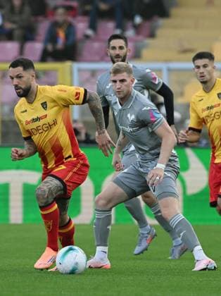 November 8, 2025, Lecce, Italia: US Lecce s Tete Morente (L) and Hellas Verona s Nicolas Valentini (R) in action during the Italian Serie A soccer match US Lecce vs Hellas Verona at the Via del Mare stadium in Lecce, Italy, 08 November 2025. ANSA ABBONDANZA SCURO LEZZI Soccer: Serie A; Lecce- Verona  - ZUMAa110 20251108_zaf_a110_033 Copyright: xAbbondanzaxScuroxLezzix