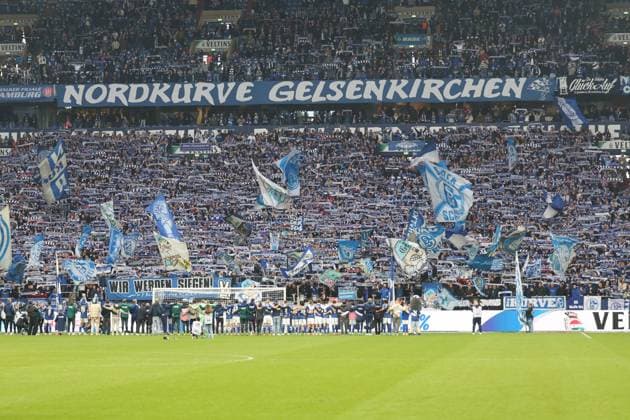 08 11 2025, xrekx, Fußball 2 Bundesliga, FC Schalke 04 SV Elversberg v l Schalke Mannschaft, Spieler, jubeln nach Spielende, Team, Player, celebrate at the end of the match Miron Muslic Trainer FC Schalke 04 DFL DFB REGULATIONS PROHIBIT ANY USE OF PHOTOGRAPHS as IMAGE SEQUENCES and or QUASI VIDEO Gelsenkirchen