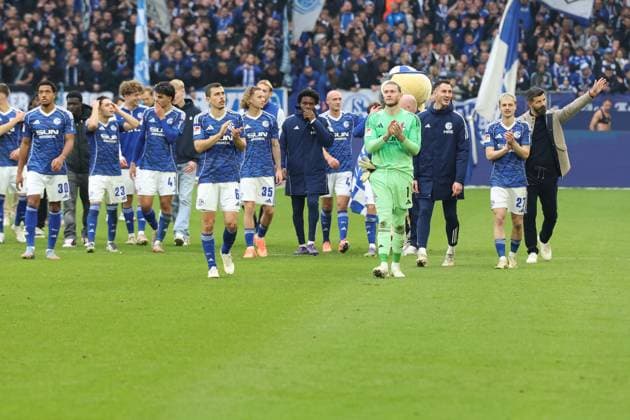 08 11 2025, xrekx, Fußball 2 Bundesliga, FC Schalke 04 SV Elversberg v l Schalke Mannschaft, Spieler, jubeln nach Spielende, Team, Player, celebrate at the end of the match Miron Muslic Trainer FC Schalke 04 DFL DFB REGULATIONS PROHIBIT ANY USE OF PHOTOGRAPHS as IMAGE SEQUENCES and or QUASI VIDEO Gelsenkirchen