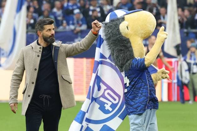 08 11 2025, xrekx, Fußball 2 Bundesliga, FC Schalke 04 SV Elversberg v l Schalke Mannschaft, Spieler, jubeln nach Spielende, Team, Player, celebrate at the end of the match Miron Muslic Trainer FC Schalke 04 DFL DFB REGULATIONS PROHIBIT ANY USE OF PHOTOGRAPHS as IMAGE SEQUENCES and or QUASI VIDEO Gelsenkirchen