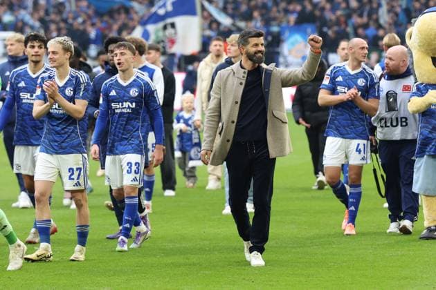 08 11 2025, xrekx, Fußball 2 Bundesliga, FC Schalke 04 SV Elversberg v l Schalke Mannschaft, Spieler, jubeln nach Spielende, Team, Player, celebrate at the end of the match Miron Muslic Trainer FC Schalke 04 DFL DFB REGULATIONS PROHIBIT ANY USE OF PHOTOGRAPHS as IMAGE SEQUENCES and or QUASI VIDEO Gelsenkirchen