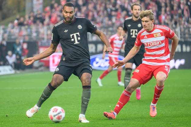 f l t r Jonathan Tah FC Bayern Muenchen, 04 , Aljoscha Kemlein 1 FC Union , Zweikampf, Action, Kampf, kaempft um den Ball, Action, duels, fighting for the ball, in the 1 Bundesliga match, 1 FC Union Berlin vs FC Bayern Munich, Bundesliga, soccer, DFB, 2025 2026 season, at the Alte Foersterei stadium, in the 1 Bundesliga match, 1 FC Union Berlin vs FC Bayern Munich, Bundesliga, soccer, DFB, 2025 2026 season, at the Alte Foersterei stadium, DFB DFL REGULATIONS PROHIBIT ANY USE OF PHOTOGRAPHS AS IMAGE SEQUENCES AND OR QUASI VIDEO, 08 11 25, Copyright: HMBxMedia UwexKoch