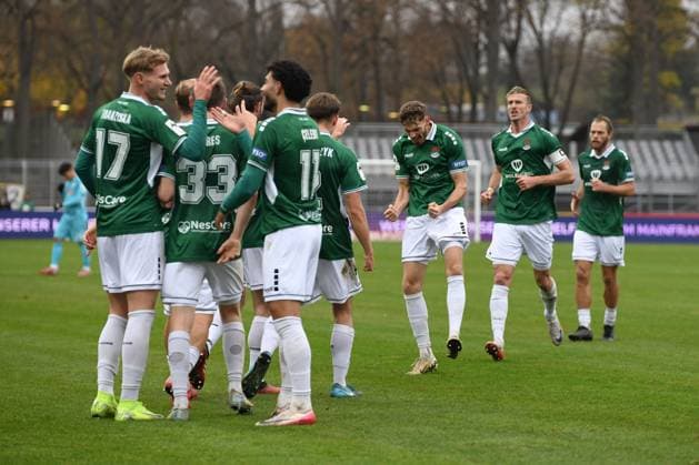 -1. FC 1905 Schweinfurt vs. TSV Hoffenheim II, Sachs-Stadion Football, 3. Liga -1. FC 1905 Schweinfurt vs. TSV Hoffenheim II 8 Nov 2025 Sachs-Stadion , Schweinfurt, Germany Image: Joshua Endres (Schweinfurt) celebrates with his teammates after shooting the 2:0 goal for Schweinfurt. DFL REGULATIONS PROHIBIT ANY USE OF PHOTOGRAPHS AS IMAGE SEQUENCES AND OR QUASI-VIDEO Schweinfurt Sachs-Stadion Bayern Germany Copyright: xPresseFotoxEvansx