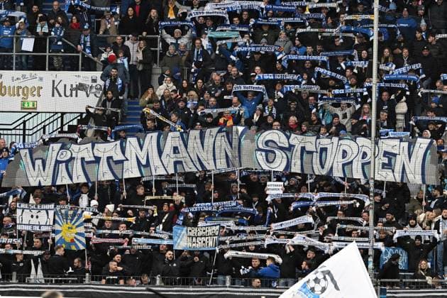 08 11 2025, xsltx, Soccer 1 Bundesliga, TSG 1899 Hoffenheim RB Leipzig v l Protests against player agent Roger Wittmann DFL DFB REGULATES PROHIBIT ANY USE OF PHOTOGRAPHS as IMAGE SEQUENCES and or QUASI VIDEO Sinsheim