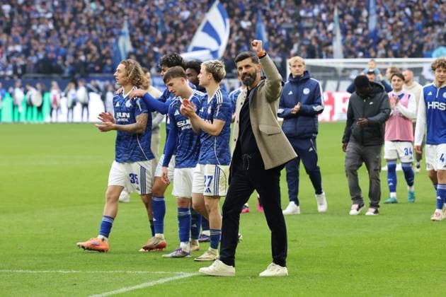 08 11 2025, xrekx, Fußball 2 Bundesliga, FC Schalke 04 SV Elversberg v l Schalke Mannschaft, Spieler, jubeln nach Spielende, Team, Player, celebrate at the end of the match Miron Muslic Trainer FC Schalke 04 DFL DFB REGULATIONS PROHIBIT ANY USE OF PHOTOGRAPHS as IMAGE SEQUENCES and or QUASI VIDEO Gelsenkirchen