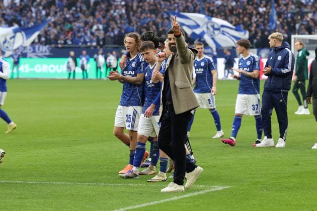 08 11 2025, xrekx, Fußball 2 Bundesliga, FC Schalke 04 SV Elversberg v l Schalke Mannschaft, Spieler, jubeln nach Spielende, Team, Player, celebrate at the end of the match Miron Muslic Trainer FC Schalke 04 DFL DFB REGULATIONS PROHIBIT ANY USE OF PHOTOGRAPHS as IMAGE SEQUENCES and or QUASI VIDEO Gelsenkirchen