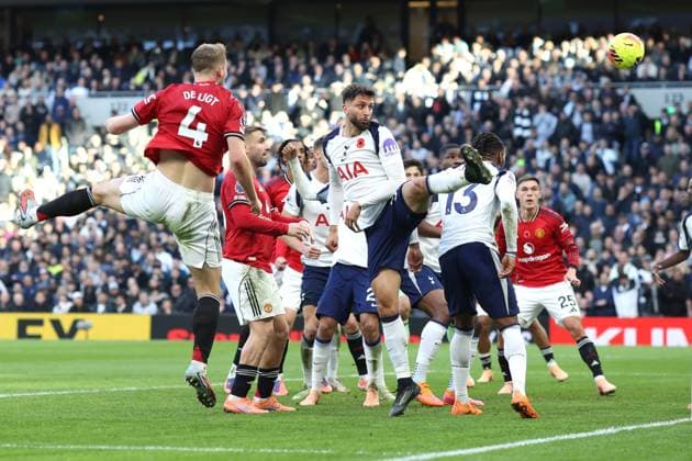 Tottenham gegen Man Utd 08. November 2025, London Premier League Fußball Tottenham Hotspur gegen Manchester United Trotz eines Abwehrversuchs von Rodrigo Bentancur von Tottenham Hotspur erzielt Matthijs de Ligt von Manchester United in der Nachspielzeit den Ausgleichstreffer zum 2  Copyright: xCharlottexWilsonx xOffsidexOffside