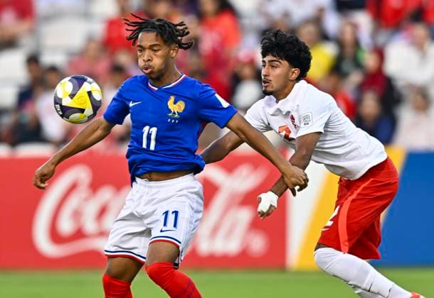France v Canada : Group K - FIFA U-17 World Cup Qatar 2025 Jah-Mason Telusson of France and Sahil Krish Deo of Canada in action during the FIFA U-17 World Cup Qatar 2025 Group K match between France and Canada in Doha, Qatar, on November 8, 2025. DOHA Qatar Copyright: xNOUSHADx