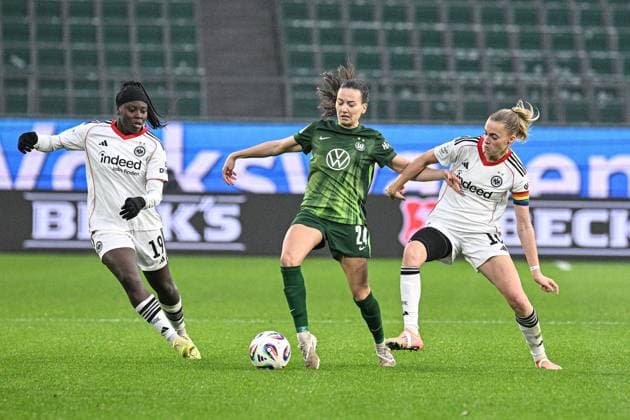 Soccer I Women I Season 2025 2026 I Bundesliga I 10 Matchday I VfL Wolfsburg Eintracht Frankfurt I 08 11 2025 Etonam Nicole Anyomi 19, Eintracht Frankfurt , Maria Joelle Wedemeyer 24, VfL Wolfsburg and Laura Freigang 10, Eintracht Frankfurt fighting for the ball Wolfsburg Volkswagen Arena Lower Saxony Germany Copyright: xLobeca InesxHähnelx
