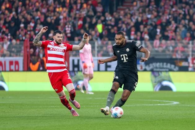 Jonathan Tah (FC Bayern Muenchen, 04) mit Oliver Burke (1. FC Union Berlin, 07), GER, 1. FC Union Berlin vs. FC Bayern Muenchen, Fussball, Bundesliga, 10. Spieltag, Saison 2025 2026, 08.11.2025, DFL DFB REGULATIONS PROHIBIT ANY USE OF PHOTOGRAPHS as IMAGE SEQUENCES and or QUASI-VIDEO, GER, 1. FC Union Berlin vs. FC Bayern Muenchen, Fussball, Bundesliga, 10. Spieltag, Saison 2025 2026, 08.11.2025 Berlin Copyright: xEibner-Pressefoto JennixMaulx EP_JML