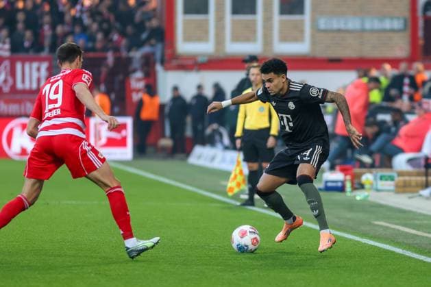 Luis Diaz FC Bayern Muenchen, 14 with Janik Haberer 1 FC Union Berlin, 19 , GER, 1 FC Union Berlin vs FC Bayern Muenchen, Football, Bundesliga, Matchday 10, Season 2025 2026, 08 11 2025, DFL DFB REGULATIONS PROHIBIT ANY USE OF PHOTOGRAPHS as IMAGE SEQUENCES and or QUASI VIDEO, GER, 1 FC Union Berlin vs FC Bayern Muenchen, Football, Bundesliga, Matchday 10, Season 2025 2026, 08 11 2025 Berlin Copyright: xEibner-Pressefoto JennixMaulx EP_JML