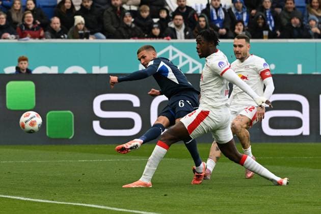 08 11 2025, xsltx, Fußball 1 Bundesliga, TSG 1899 Hoffenheim RB Leipzig v l Torschuss Grischa Prömel 1899 Hoffenheim El Chadaille Bitshiabu RB Leipzig Zweikampf, Aktion, action, battle for the ball DFL DFB REGULATIONS PROHIBIT ANY USE OF PHOTOGRAPHS as IMAGE SEQUENCES and or QUASI VIDEO Sinsheim