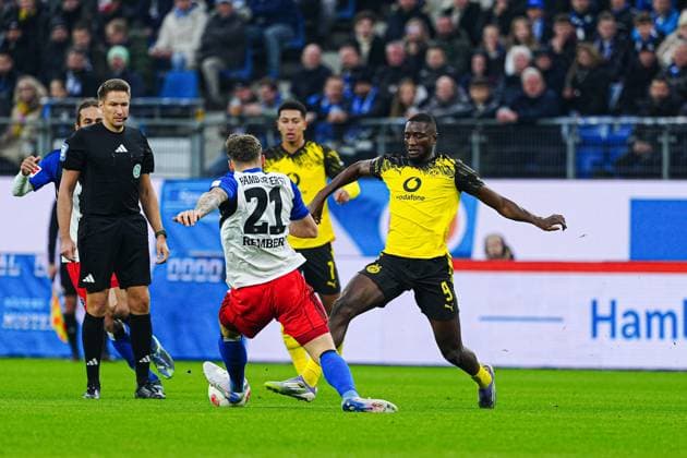 Nicolai Remberg Hamburger SV, 21 , Serhou Guiassy Borussia Dortmund, 09 GER, Hamburger SV vs Borussia Dortmund, Football, 1 Bundesliga, Matchday 10, Season 2025 2026, 08 11 2025 DFL REGULATIONS PROHIBIT ANY USE OF PHOTOGRAPHS AS IMAGE SEQUENCES AND OR QUASI VIDEO GER, Hamburger SV vs Borussia Dortmund, Football, 1 Bundesliga, Matchday 10, Season 2025 2026, 08 11 2025 Hamburg Copyright: xEibner-Pressefoto MarcelxvonxFehrnx EP_MFN
