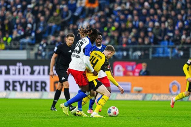 Jordan Torunarigha Hamburgr SV, 25 , Maximilian Beier Borussia Dortmund, 14 GER, Hamburger SV vs Borussia Dortmund, Football, 1 Bundesliga, Matchday 10, Season 2025 2026, 08 11 2025 DFL REGULATIONS PROHIBIT ANY USE OF PHOTOGRAPHS AS IMAGE SEQUENCES AND OR QUASI VIDEO GER, Hamburger SV vs Borussia Dortmund, Football, 1 Bundesliga, Matchday 10, Season 2025 2026, 08 11 2025 Hamburg Copyright: xEibner-Pressefoto MarcelxvonxFehrnx EP_MFN