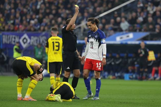 GER, xFSx ,Hamburg, HSV , 1 Bundesliga , Football, DFL, Hamburger SV , am Hamburger Volksparkstadion , Borussia Dortmund , 08 11 2025 , v l Yussuf Poulsen Hamburger SV ,15 gets the yellow card because of the foul DFL regulations prohibit any use of photographs as image sequences and or quasi video Copyright: HMBxMedia FernandoxSoares