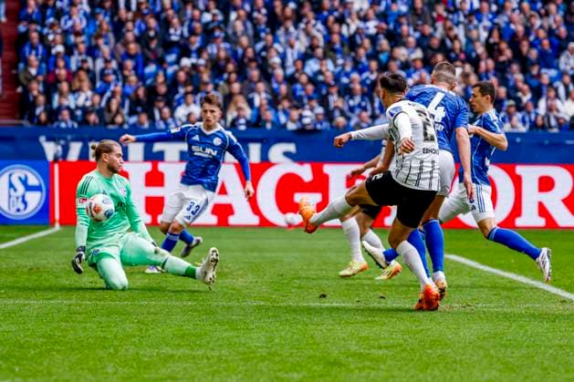German 2. Bundesliga - FC Schalke 04 vs SV Elversberg, Germany Younes Ebnoutalib of SV Elversberg shoots the ball under pressure from Hasan Kurucay of Schalke 04 and goalkeeper Loris Karius of Schalke 04 makes a save during the German 2. Bundesliga match between FC Schalke 04 and SV Elversberg at the Veltins-Arena in Gelsenkirchen, Germany, November 08, 2025. Gelsenkirchen Germany  Copyright: xMatrixxImagesx xMarcelxterxBalsx