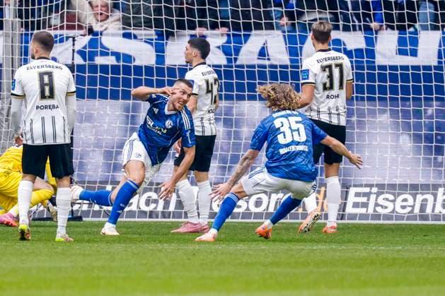 German 2. Bundesliga - FC Schalke 04 vs SV Elversberg, Germany Hasan Kurucay of Schalke 04 celebrates with teammates after scoring his teams first goal during the German 2. Bundesliga match between FC Schalke 04 and SV Elversberg at the Veltins-Arena in Gelsenkirchen, Germany, November 08, 2025. Gelsenkirchen Germany  Copyright: xMatrixxImagesx xMarcelxterxBalsx