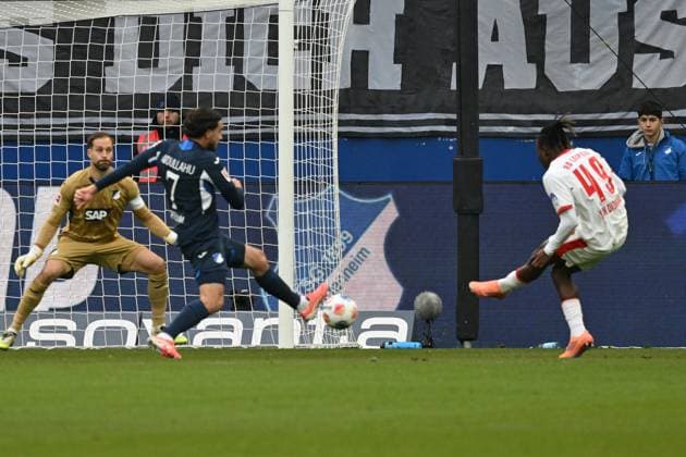 08 11 2025, xsltx, Fussball 1 Bundesliga, TSG 1899 Hoffenheim RB Leipzig v l Van Diomande RB Leipzig Torschuetze, erzielt das Tor, Treffer, scores the goal 0 1 Oliver Baumann 1899 Hoffenheim DFL DFB REGULATIONS PROHIBIT ANY USE OF PHOTOGRAPHS as IMAGE SEQUENCES and or QUASI VIDEO Sinsheim