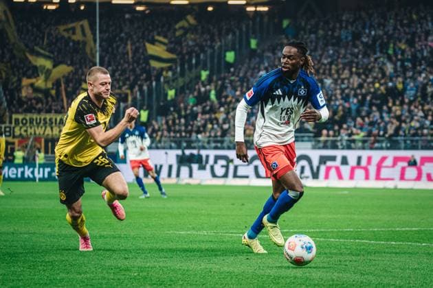 1 Bundesliga Hamburger SV vs Borussia Dortmund, 08 11 2025 Jordan Torunarigha Hamburger SV, 25 on the ball Football, 1 Bundesliga, Matchday 10 Hamburger SV vs Borussia Dortmund on 08 11 2025 at Volksparkstadion, Hamburg DFL REGULATIONS PROHIBIT ANY USE OF PHOTOGRAPHS AS IMAGE SEQUENCES AND OR QUASI VIDEO Copyright: xBEAUTIFULxSPORTS Tonhäuserx