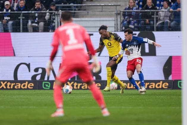 08 11 2025, 1 Bundesliga, Matchday 10, Hamburger SV Borussia Dortmund, v l Nicolas Capaldo Hamburger SV , Carney Chukwuemeka Borussia Dortmund , Hamburg Volksparkstadion Hamburg Germany xRHR PHOTO DEx Copyright: DennisxEwert RHR-FOTOx RHR-FOTO DE