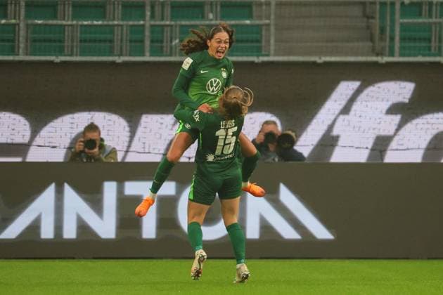 Wolfsburg, Germany 08 November 2025 1 BL Women 2025 2026 VfL Wolfsburg vs Eintracht Frankfurt In the picture from left goal scorer Kessya Bussy VfL makes the goal to 1 0 for Wolfsburg and cheers with Janou Levels VfL DFB regulations prohibit any use of photographs as image sequences and or quasi video Volkswagen Arena Niedersachsen Copyright: xFotostandx xFantinix