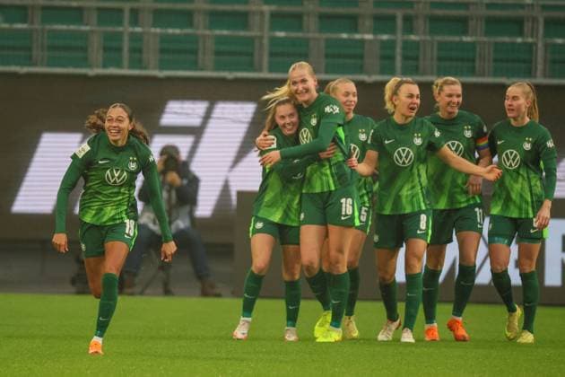 Wolfsburg, Germany 08 November 2025 1 BL Women 2025 2026 VfL Wolfsburg vs Eintracht Frankfurt In the picture from left goal scorer Kessya Bussy VfL scores the 1 0 goal for Wolfsburg and cheers with her teammates DFB regulations prohibit any use of photographs as image sequences and or quasi video Volkswagen Arena Niedersachsen Copyright: xFotostandx xFantinix