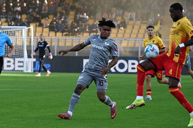Gaspar Kiolanda (Us Lecce) against Gift Orban (Hellas Verona Fc) during US Lecce vs Hellas Verona FC, Italian soccer Serie A match in Lecce, Italy, November 08 2025  Copyright: xPasqualexGolia IPAxSportx xipa-agency.netx xx IPA_67689572 IPA_Agency_IPA67689572