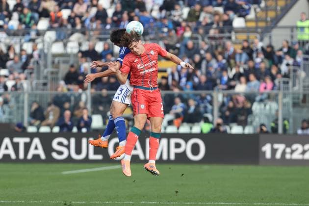 ComoÕs Cagliari s Marco Palestra during the Serie A soccer match between Como and Cagliari at the Giuseppe Sinigaglia stadium in Como, north Italy - November 8, 2025 - Soccer.  Copyright: xAntonioxSaiai LaPressex