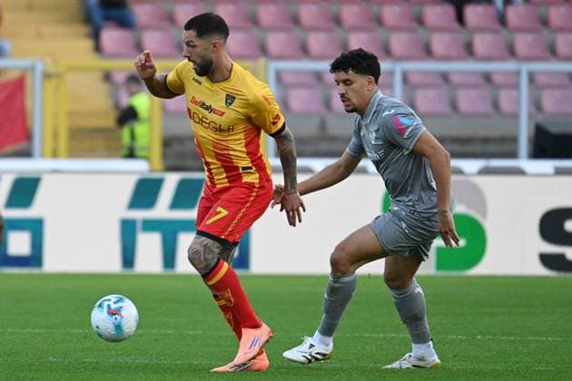Tete Morente (Us Lecce) against Abdou Harroui (Hellas Verona Fc) during US Lecce vs Hellas Verona FC, Italian soccer Serie A match in Lecce, Italy, November 08 2025  Copyright: xPasqualexGolia IPAxSportx xipa-agency.netx xx IPA_67689621 IPA_Agency_IPA67689621