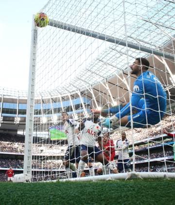 Tottenham gegen Man Utd 08. November 2025, London Premier League Fußball Tottenham Hotspur gegen Manchester United Brennan Johnson, Kevin Danso und Tottenham Hotspur Torhüter Guglielmo Vicario sehen zu, wie der Ball zum zweiten Tor von Manchester United ins Netz fliegt, was den Endstand von 2  Copyright: xCharlottexWilsonx xOffsidexOffside