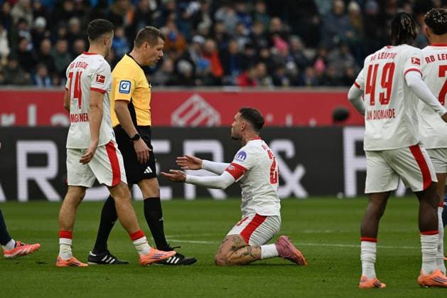 08 11 2025, xsltx, Soccer 1 Bundesliga, TSG 1899 Hoffenheim RB Leipzig v l Referee Referee Patrick Ittrich David Raum RB Leipzig DFL DFB REGULATIONS PROHIBIT ANY USE OF PHOTOGRAPHS as IMAGE SEQUENCES and or QUASI VIDEO Sinsheim