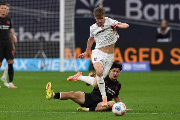 Ibrahim Maza Bayer 04 Leverkusen in duel with Jan Schoeppner 1 FC Heidenheim GER, Bayer 04 Leverkusen vs 1 FC Heidenheim, Football, Bundesliga, Matchday 10, Season 2025 2026, 08 11 2025 DFL REGULATES PROHIBIT ANY USE OF PHOTOGRAPHS AS IMAGE SEQUENCES AND OR QUASI VIDEO GER, Bayer 04 Leverkusen vs 1 FC Heidenheim, Football, Bundesliga, Matchday 10, Season 2025 2026, 08 11 2025 Leverkusen Copyright: xEibner-Pressefoto ThomasxThienelx EP_TTL