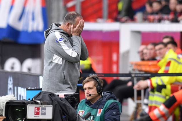 Coach Frank Schmidt 1 FC Heidenheim slaps his hands in front of his face in frustration GER, Bayer 04 Leverkusen vs 1 FC Heidenheim, Football, Bundesliga, Matchday 10, Season 2025 2026, 08 11 2025 DFL REGULATES PROHIBIT ANY USE OF PHOTOGRAPHS AS IMAGE SEQUENCES AND OR QUASI VIDEO GER, Bayer 04 Leverkusen vs 1 FC Heidenheim, Football, Bundesliga, Matchday 10, Season 2025 2026, 08 11 2025 Leverkusen Copyright: xEibner-Pressefoto ThomasxThienelx EP_TTL